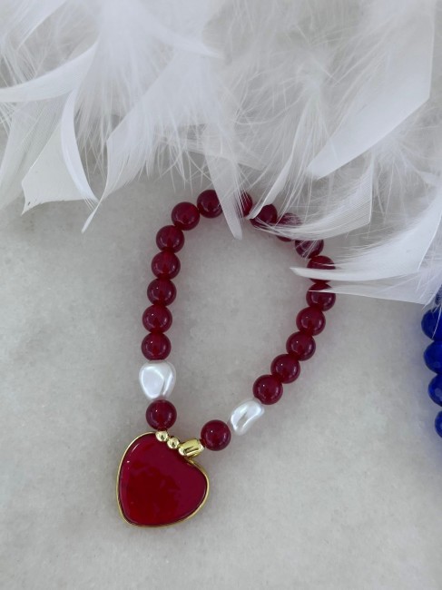 Bransoletka z serduszkiem i koralikami w kolorze czerwonym