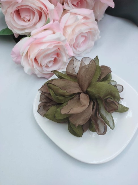 Kwiatowa broszka i ozdoba do włosów khaki