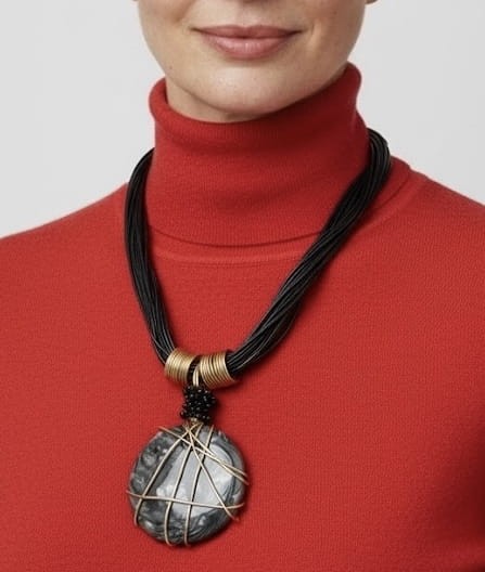 Naszyjnik z żywicznym wisiorem czarny