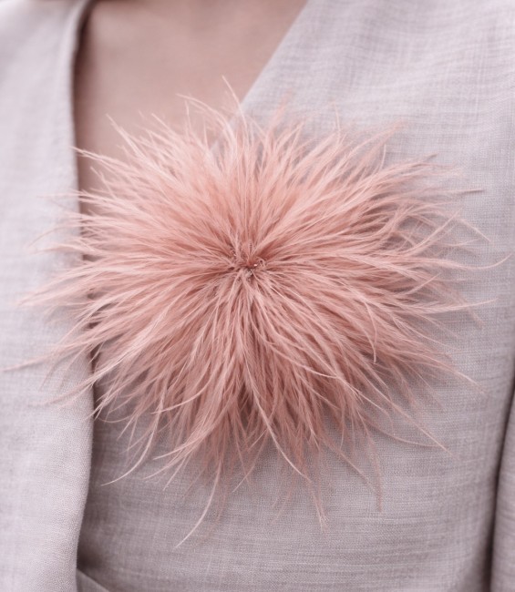 Broszka spinka z lekkich piórek  (efekt marabuta) pudrowa