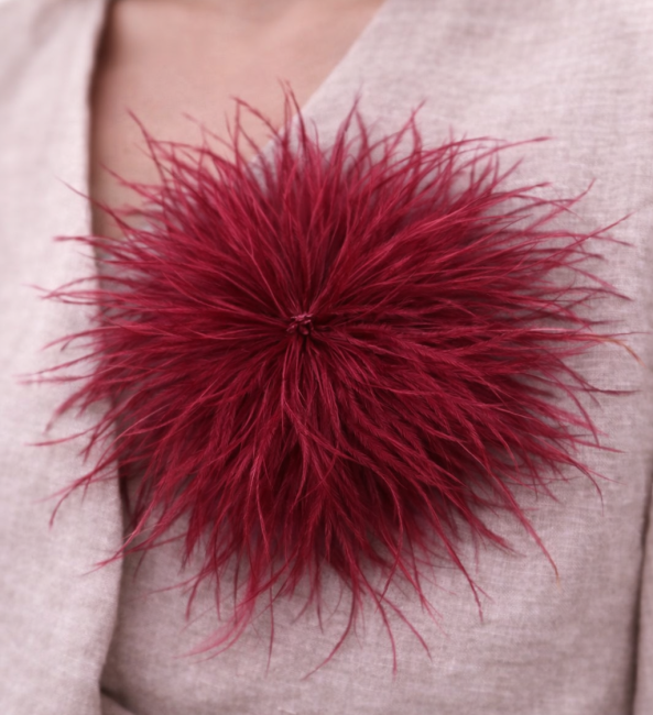 Broszka spinka z lekkich piórek  (efekt marabuta) bordowa