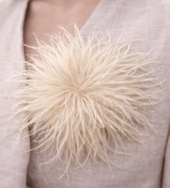 Broszka spinka z lekkich piórek  (efekt marabuta) beżowa