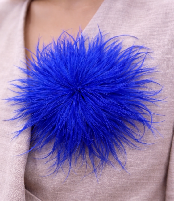 Broszka spinka z lekkich piórek  (efekt marabuta) chabrowa