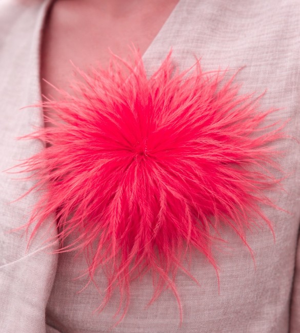 Broszka spinka z lekkich piórek  (efekt marabuta) różowa