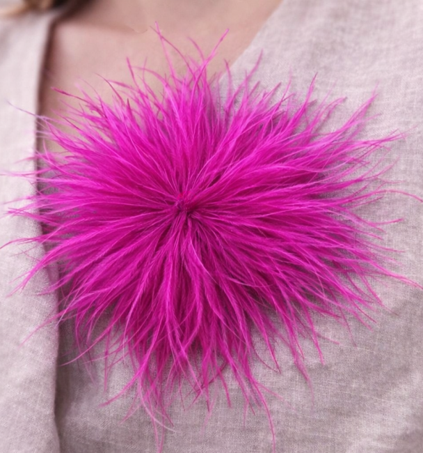 Broszka spinka z lekkich piórek  (efekt marabuta) fuksja